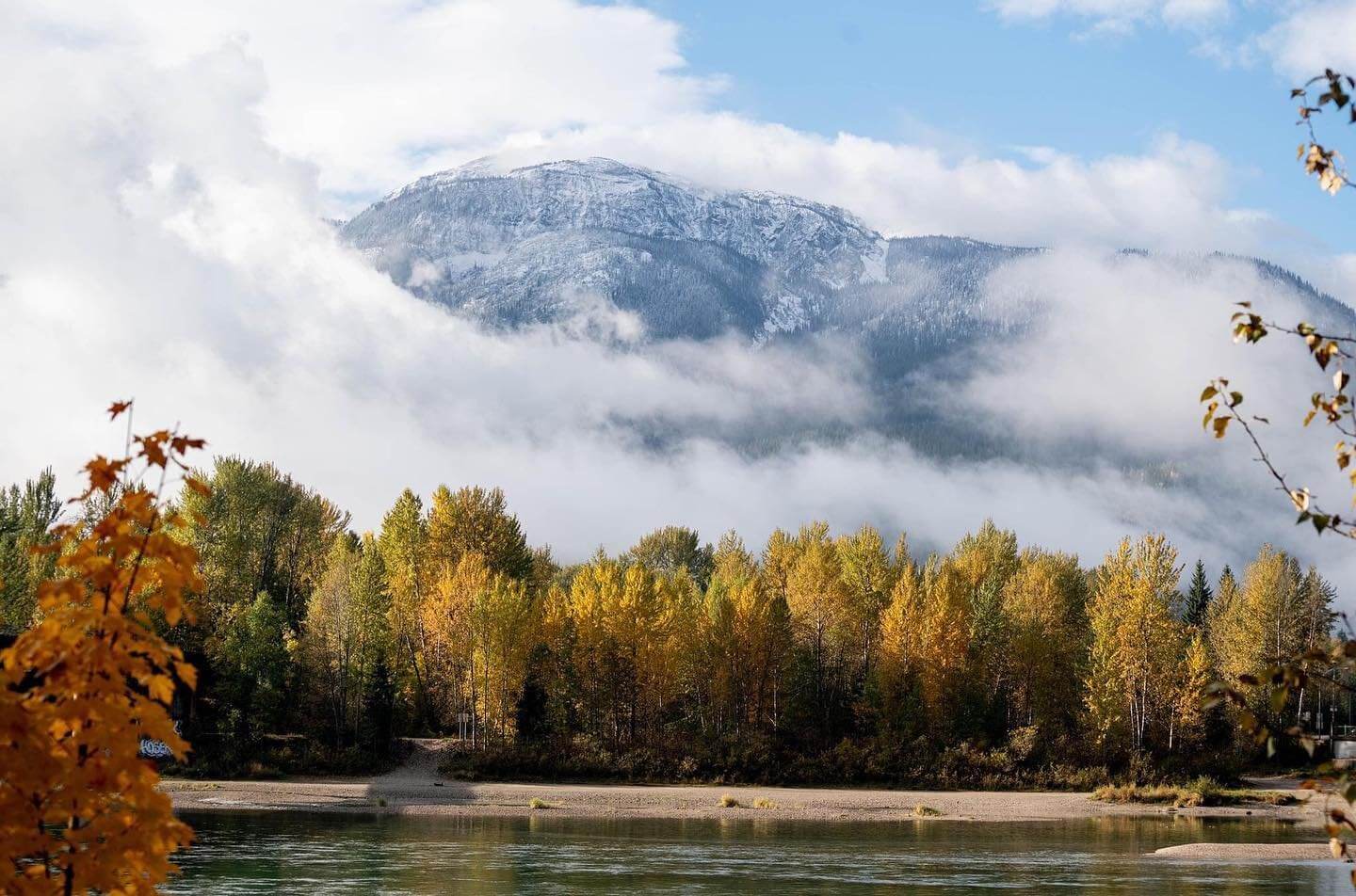 Explore fall foliage hikes and viewpoints in Golden and Revelstoke