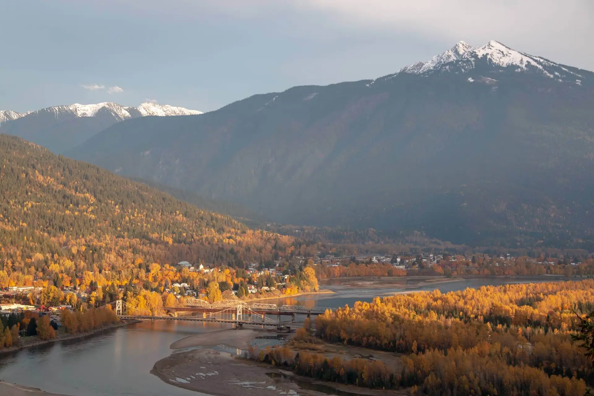 Are you looking for a boutique resort or hotel for traveling to Canada this fall? Here are some fun things to do while you're there in Revelstoke.