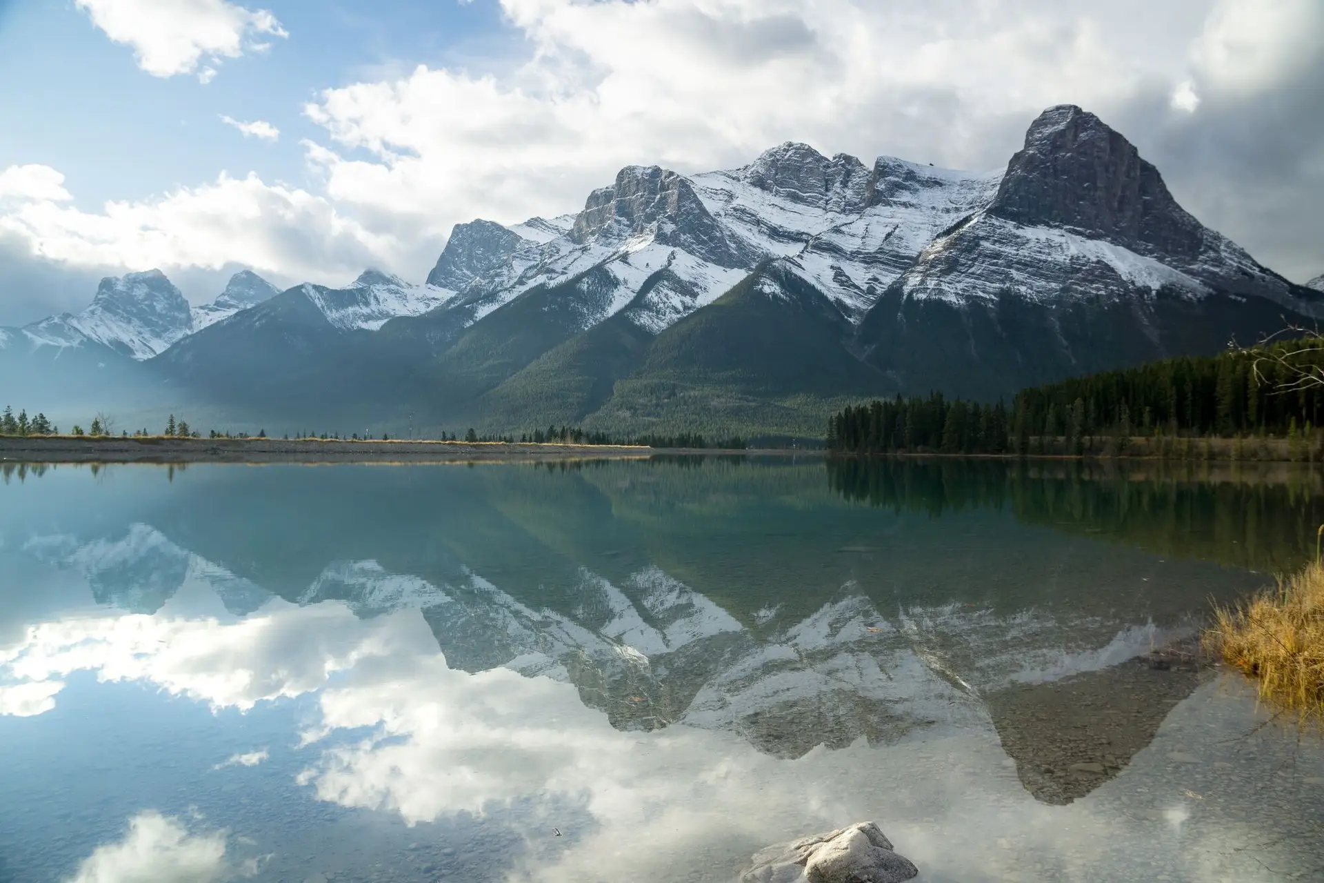 Discover the ultimate family adventure in the Bow Valley with our comprehensive guide. From iconic hikes to immersive cultural experiences