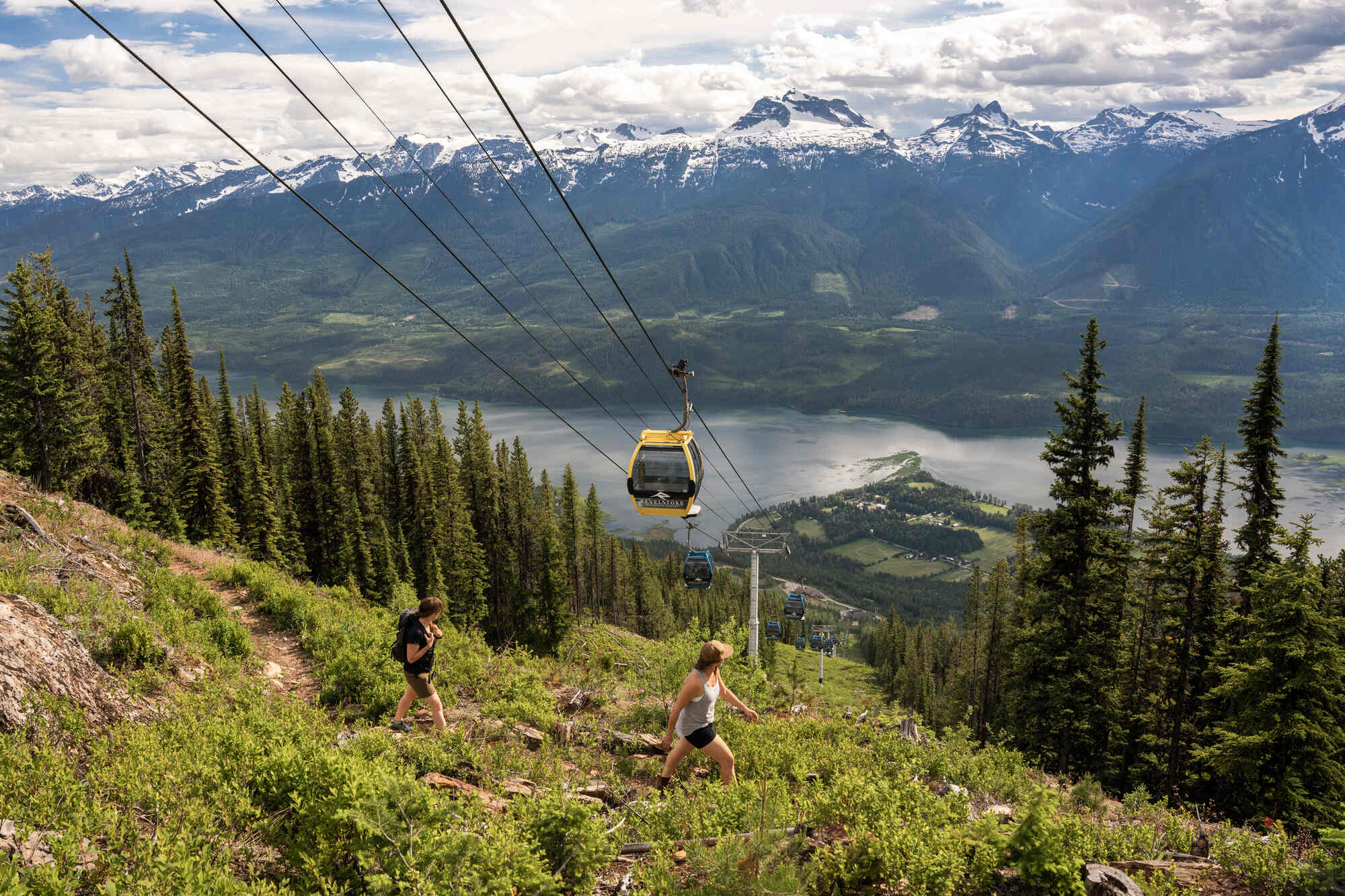 Uncover the best of Revelstoke with our ultimate 5-day summer adventure itinerary! From chasing waterfalls to alpine exploration to relaxing in natural hot springs