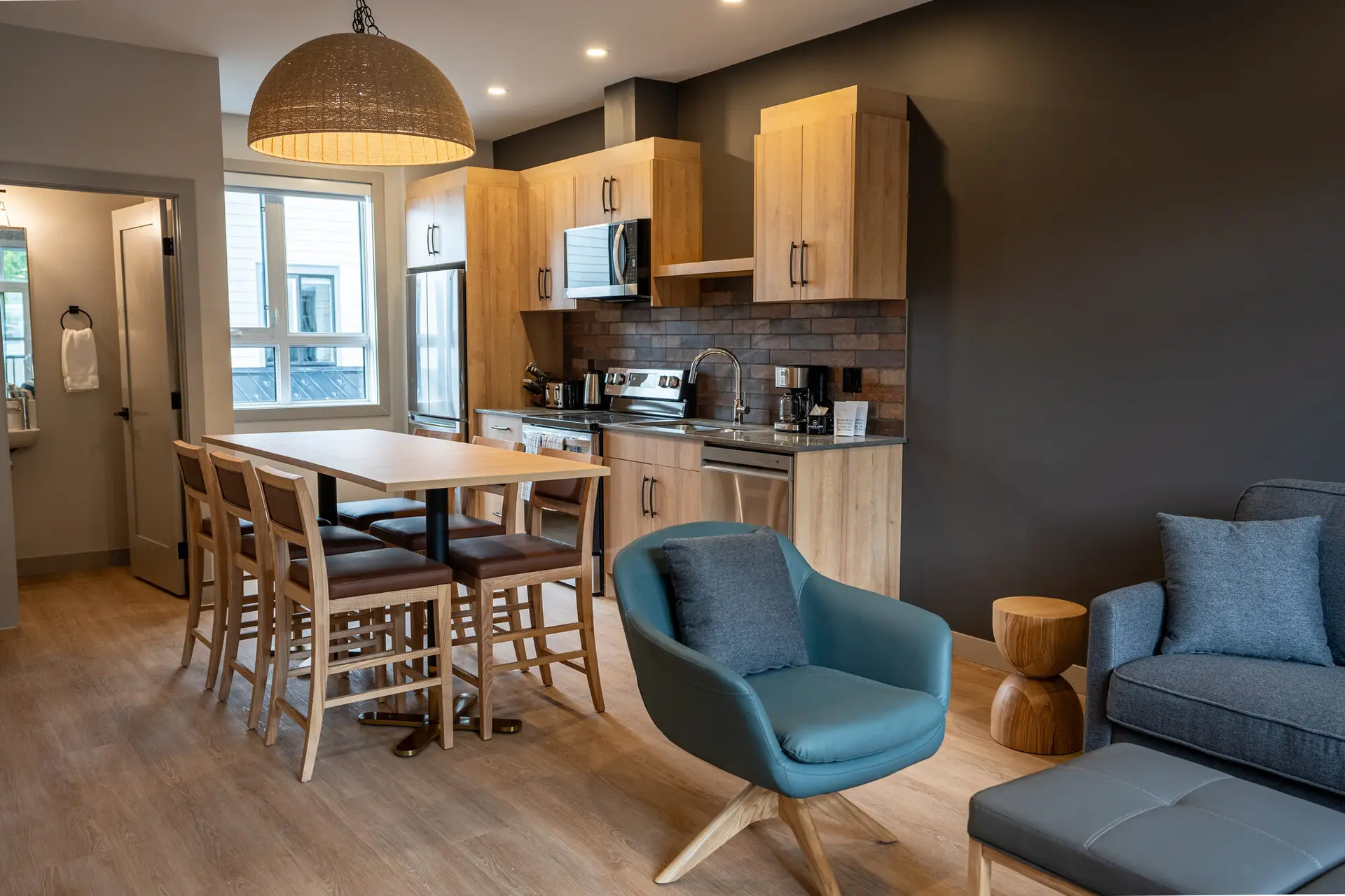 Revelstoke Suites: Modern kitchen and dining area with seating for four.