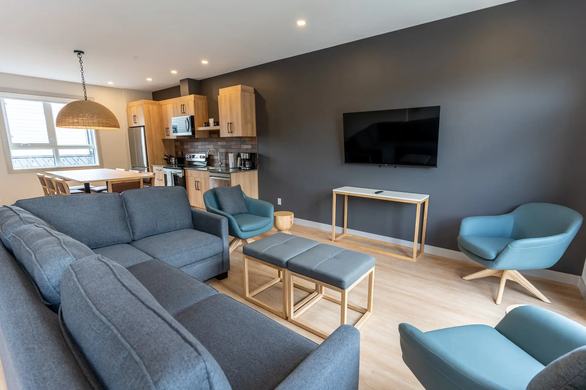 Basecamp Suites Revelstoke: Modern living room and kitchen in four-bedroom suite