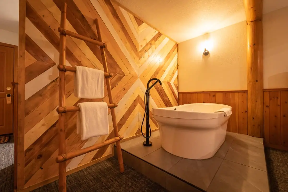 Basecamp Baker Creek Jacuzzi Suite: Freestanding tub and wood accent wall