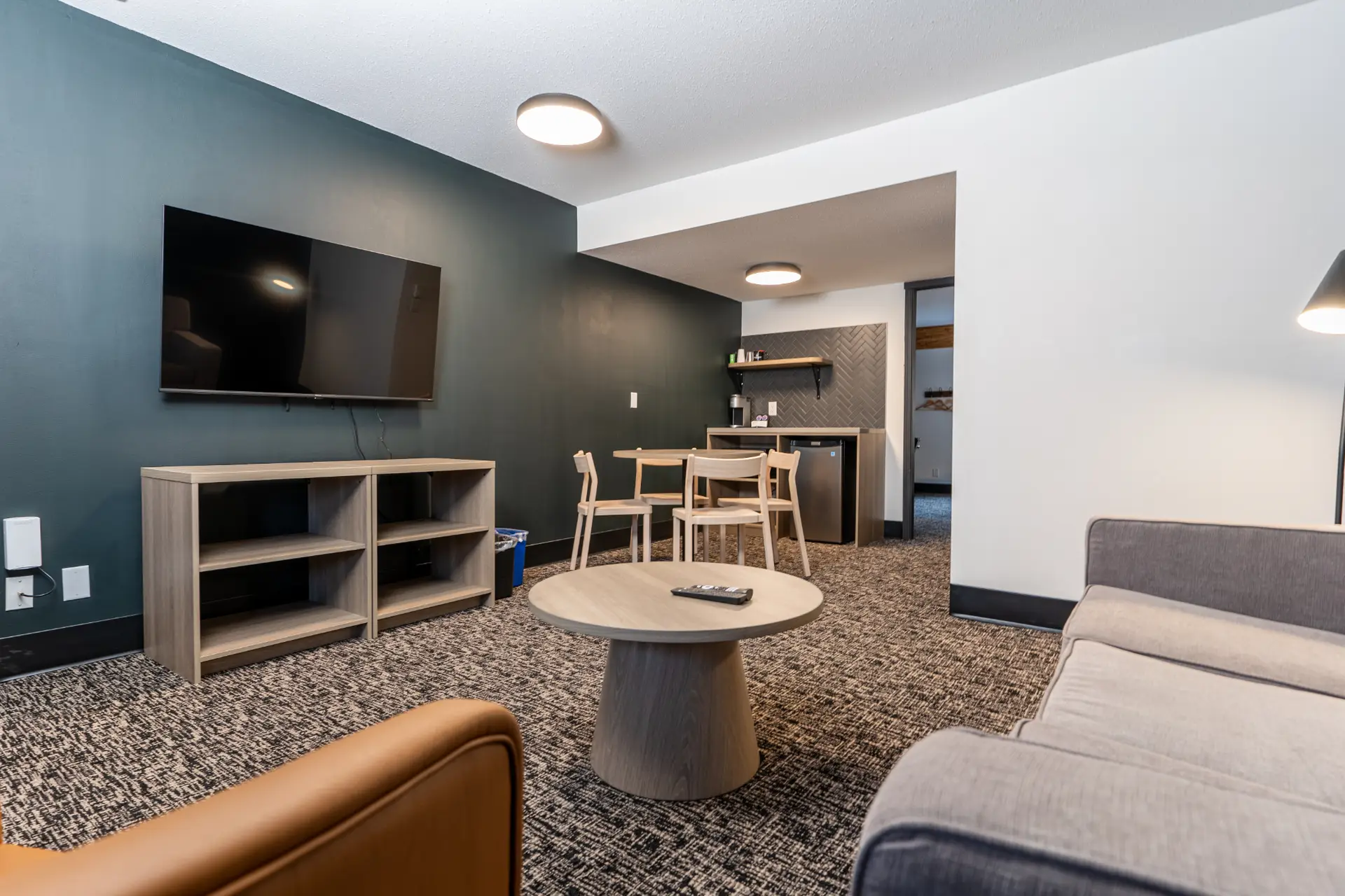 Revelstoke Double Queen Suite living area with kitchenette and seating